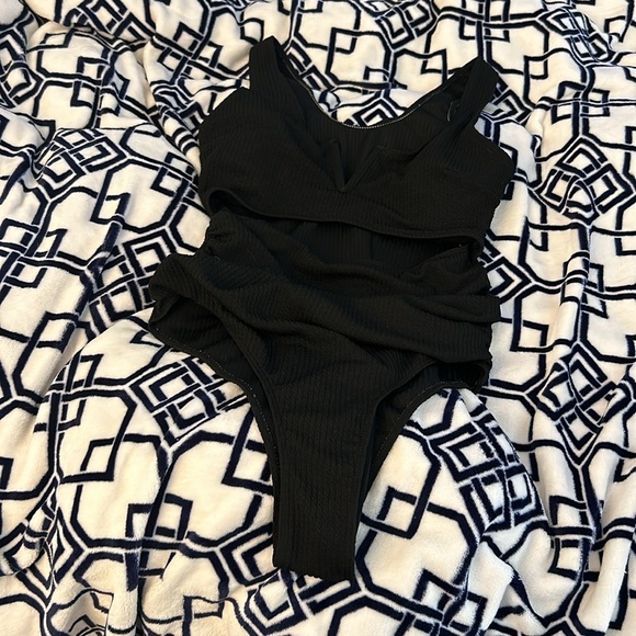 Black one piece swim suit and its midsection cut out - Picture 2 of 2
